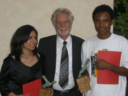 Die Preisträger der PRO ASYL-Hand 2009: Nissrin Ali (links) und Felleke Bahiru Kum (rechts) mit Jürgen Miksch, PRO ASYL