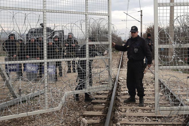 Mazedonische Polizisten schließen die Grenze zu Griechenlandbei Idomeni. Foto: picture alliance / dpa