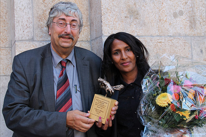 PRO ASYL-Preisträgering Gergishu Yohannes mit ihrem Laudator Wolfgang Grenz.