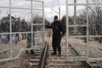 Mazedonische Polizisten schließen die Grenze zu Griechenlandbei Idomeni. Foto: picture alliance / dpa