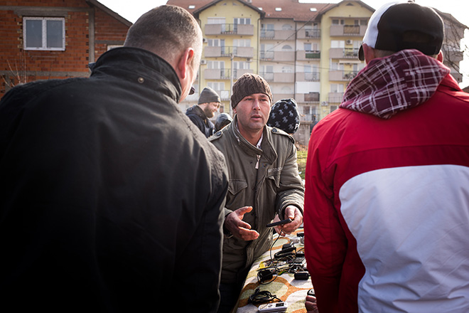 Bild: Nazifa und Zijad verkaufen noch brauchbare Fundstücke aus dem Müll auf dem Flohmarkt