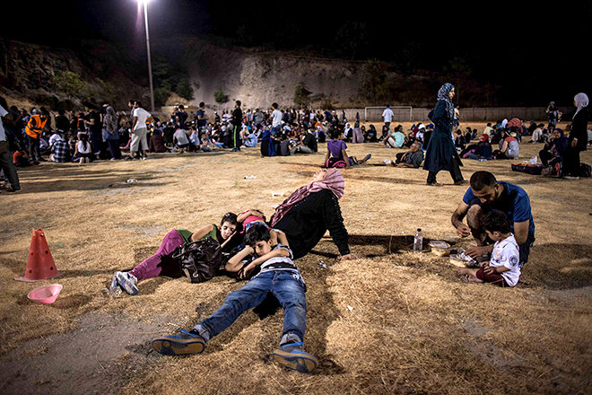 Griechenland: Flüchtlinge warten auf ihre Registrierung. Foto: Salinia Stroux