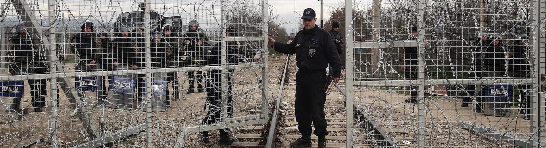 Mazedonische Polizisten schließen die Grenze zu Griechenlandbei Idomeni. Foto: picture alliance / dpa