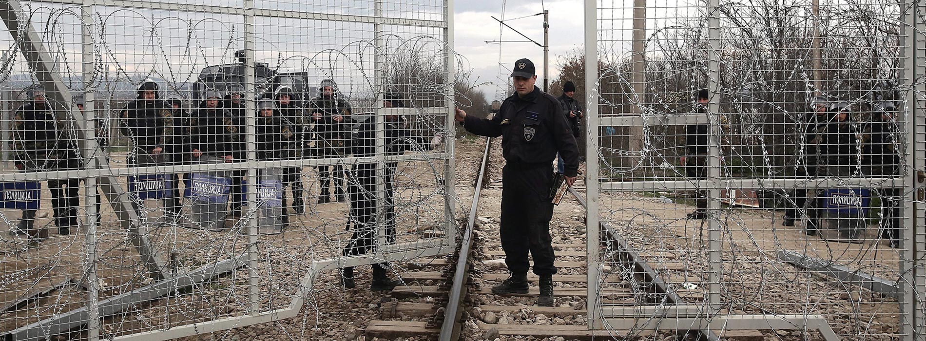 Mazedonische Polizisten schließen die Grenze zu Griechenlandbei Idomeni. Foto: picture alliance / dpa