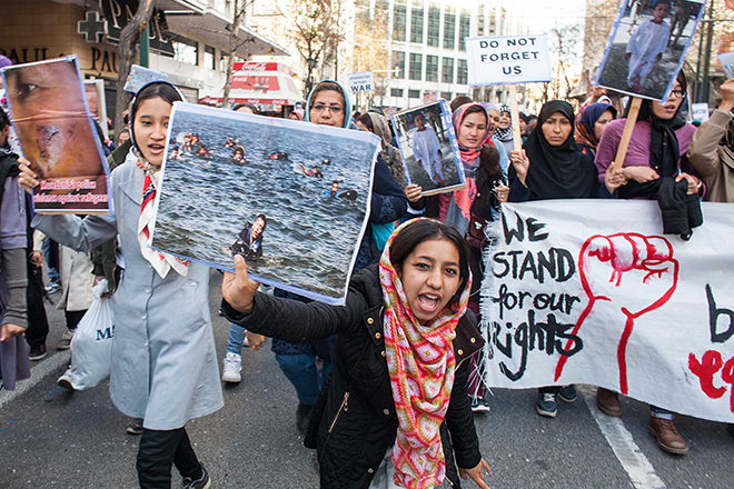 Flüchtlinge bei einer Demonstration für sichere und legale Fluchtwege. Ihre Parole: "Open the Borders". Foto: Salinia Stroux