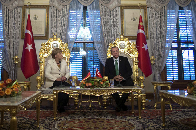 Schon im Oktober 2015 reiste Merkel nach Istanbul, um den türkischen Präsidenten Erdogan dazu zu bewegen, Flüchtlinge von der Überfahrt nach Griechenland abzuhalten - mitten in Erdogans Wahlkampf. REUTERS/Tolga Bozoglu/Pool