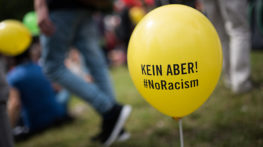 Bild: Luftballon mit der Aufschrift "Kein Aber: No Racism!" Augenommen bei der Aktino "Mneschenketten gegen Rassismus" in München 2016