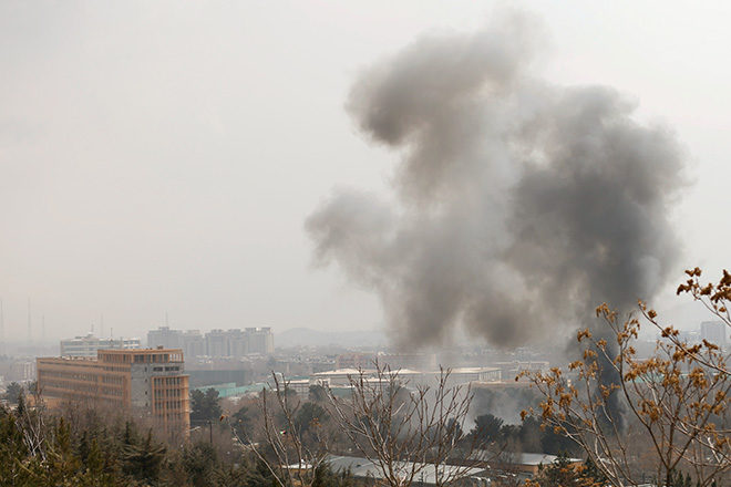 Rauch über dem Militärkrankenhaus in Kabul: Anschläge und gewalttätige Auseinandersetzungen sind in Afghanistans an der Tagesordnung.