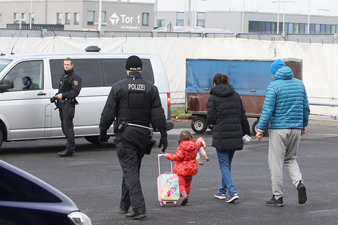 Bild: Abschiebung nach Serbien vom Flughafen Leipzig-Halle im November 2015