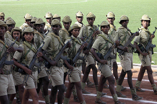 Militärparade in Eritreas Hauptstadt Asmara: Männer und Frauen sind in Eritrea zu einem oft jahrelangen udn unmenschlichen Militärdienst zwangsverpflichtet.