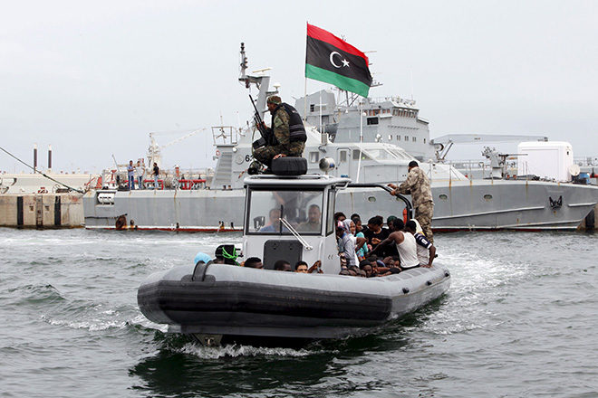 Bild: Boot der bewaffneten libyschen Küstenwache mit Flüchtlingen an Bord