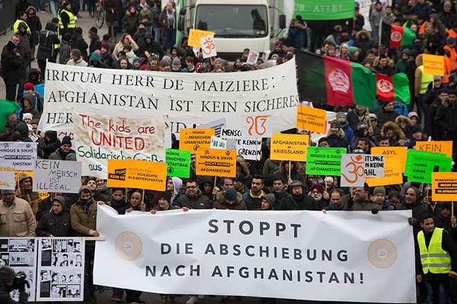 Bild: Demonstration gegen Abschiebungen nach Afghanistan. Ein Banner trägt die Aufschrift: "Irrtum Herr de Maizièr: Afghanistan ist kine sicheres Herkunftsland!"