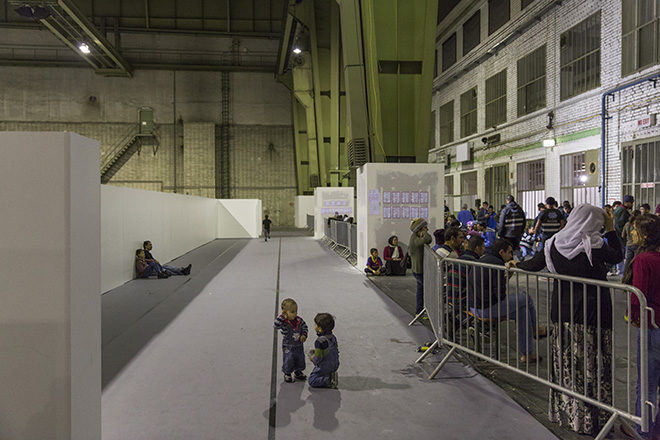 Bild: Kleinkinder spielen auf dem Boden der Notunterkunft im Flughafen Berlin Tempelhof, Berlin, Nov. 2015