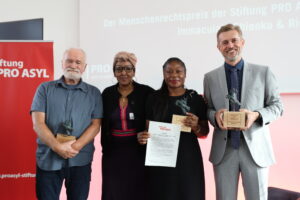 Die Preisträger*innen des Menschenrechtspreis der Stiftung PRO ASYL nach der Preisverleihung (von links nach rechts): Johannes Borgetto, Halima Gutale (Vorsitzende des Stiftungsrats), Immaculate Chienku, Richard Reischl. (Foto: PRO ASYL)