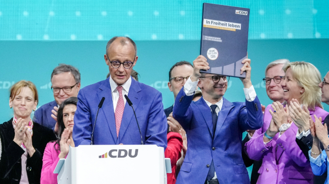 Friedrich Merz präsentiert mit der Parteispitze beim CDU-Bundesparteitag das neue Grundsatzprogramm der Union. Foto:picture alliance/dpa | Kay Nietfeld