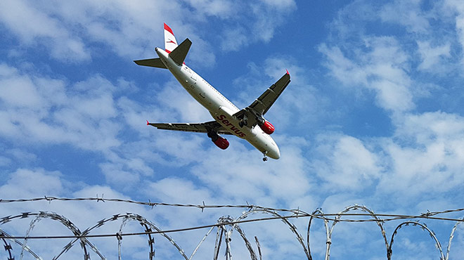 Flugzeug über Stacheldraht