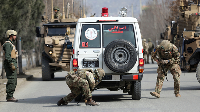 Britische Soldaten untersuchen einen Krankenwagen in Kabul