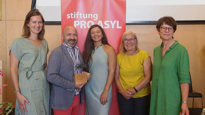 Die Preisträger Katarzyna De Wilde, Neil Falzon und Kirsten Gatt mit Doris Peschke und Beate Wagner aus dem Stiftungsrat von PRO ASYL. Foto: Jonas Bickmann