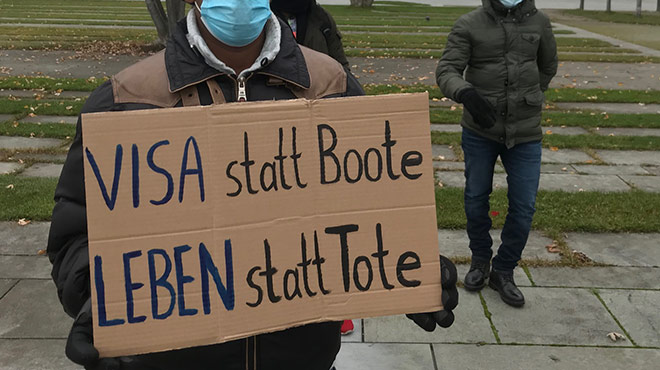 "Visa statt Boote - Leben statt Tote". Geflüchtete fordern Familiennachzug vor dem Kanzleramt.