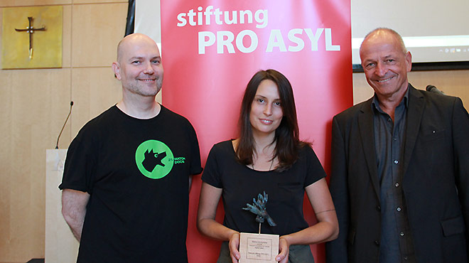 Andreas Lipsch, Vorsitzender des Stiftungsrates der Stiftung PRO ASYL, überreicht den diesjährigen Menschenrechtspreis an Maciej Nowicki und Marta Górczyńska von der Helsinki Foundation for Human Rights (Polen). Foto: PRO ASYL.