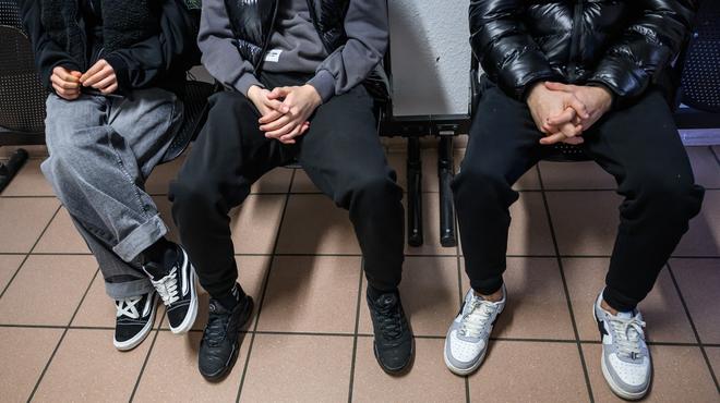 Drei junge Geflüchtete sitzen in einem Raum der Erstaufnahme auf dem Gelände der Zentralen Ausländerbehörde Brandenburgs (ZABH). Brandenburg geht einen neuen Weg für schnellere Rückführungen von Asylbewerbern nach Polen. Ein neues sogenanntes «Dublin-Zentrum» für eine schnellere Rückführung von Asylsuchenden in andere EU-Staaten nimmt die Arbeit auf. Dort sollen Überstellungen nach Polen beschleunigt organisiert werden. Es geht um sogenannte Dublin-Fälle, also um Menschen, die ihr Asylverfahren in einem anderen EU-Staat durchlaufen müssen.
